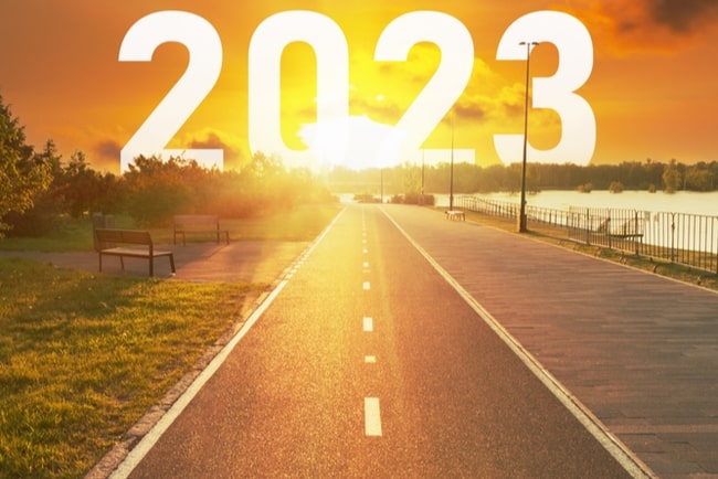 Gångväg som badar i sol med siffrorna 2023 skymtandes i soluppgången.